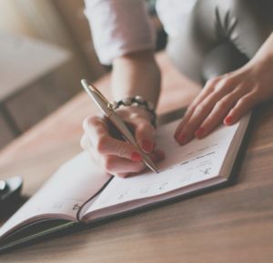 Grafología y alta sensibilidad: análisis de una escritura manuscrita para comprender rasgos de personalidad, empatía y autoconocimiento.