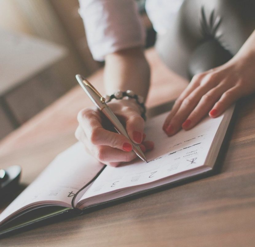 Grafología y alta sensibilidad: análisis de una escritura manuscrita para comprender rasgos de personalidad, empatía y autoconocimiento.