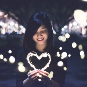 mujer-corazon-luz