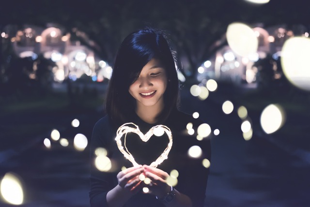 mujer-corazon-luz