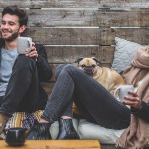 hygge-felicidad-amigos-pareja-perro-cafe