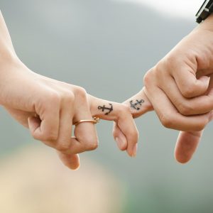manos-pareja-amor-relacion-dedos