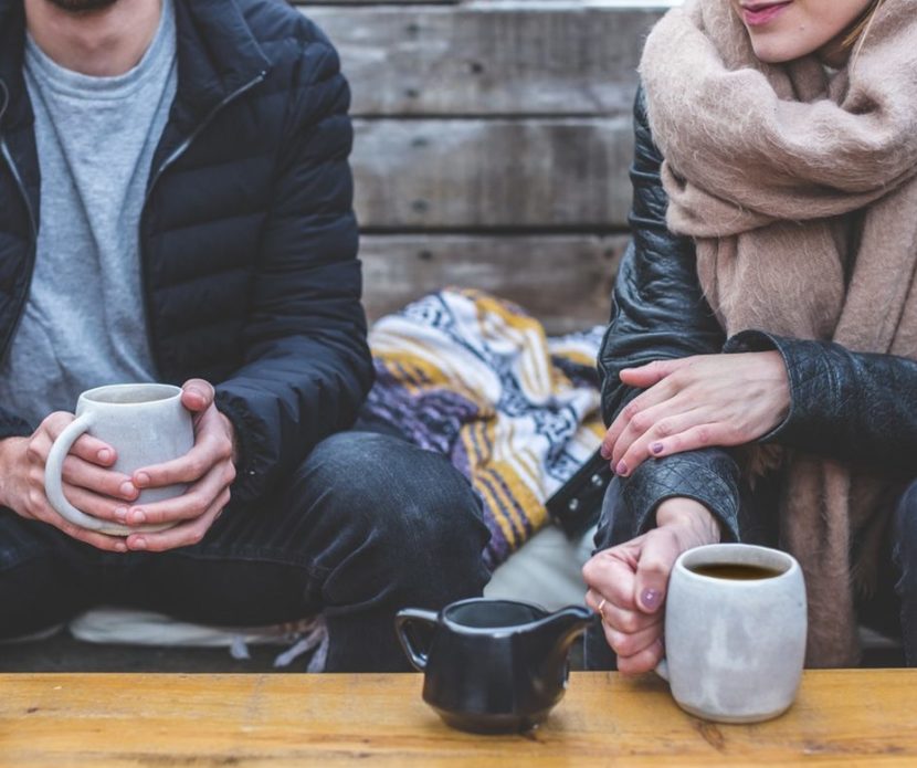 cafe-reunion-relacion-amigos-pareja