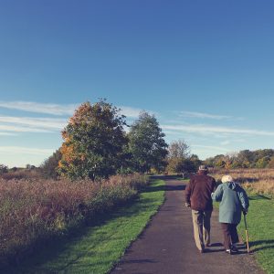 ancianos-pareja-camino