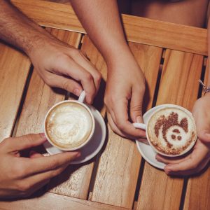 manos-cafe-conversacion-amigos-relacion-pareja