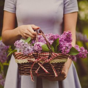 flores-cesta-mano-naturaleza-mujer
