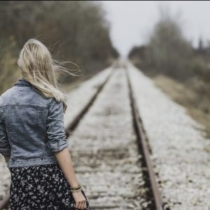 Mujer altamente sensible mirando al horizonte con calma mientras reflexiona sobre su fertilidad y su camino hacia la maternidad.