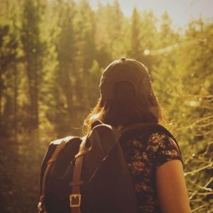 Mujer emprendiendo una aventura metáfora de superar una crisis vital y recuperar el rumbo