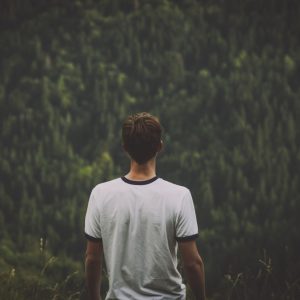 hombre-espalda-naturaleza