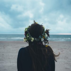 mujer-espalda-flores-playa