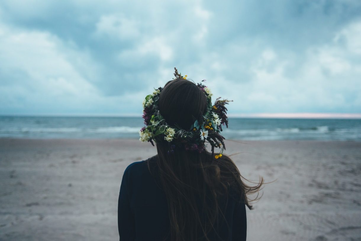 mujer-espalda-flores-playa