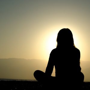 mujer-silueta-meditacion-calma