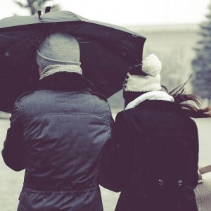 pareja-relacion-paraguas