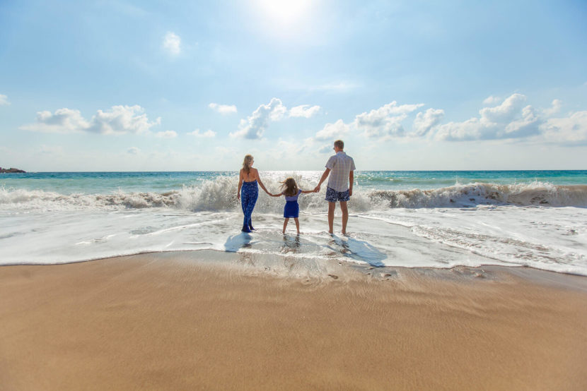 familia en la playa en un dia soleado