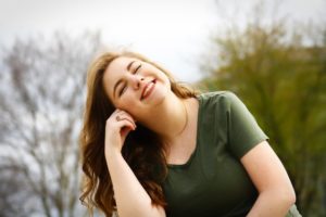 mujer feliz risa bienestar autoaceptacion
