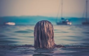 mujer espalda mar