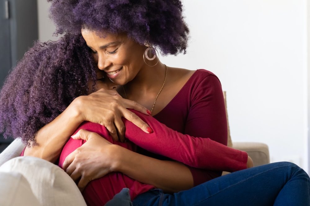abrazo-niña-interior-mujer