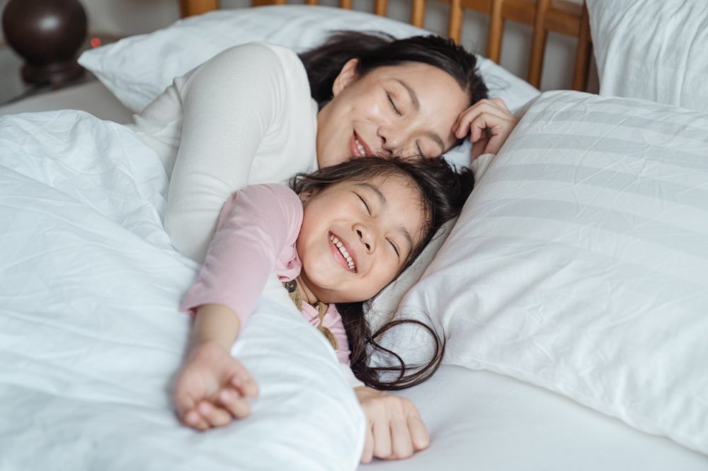 Ilustración de una mujer reconectando con su niña interior, simbolizando la sanación de heridas de infancia y el fortalecimiento de la autoconfianza.