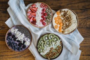 boles de frutas y yogur kefir saludables
